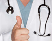 homme-medecin-stethoscope-pouce