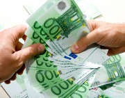 billets-argent-euros-mains