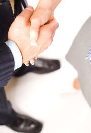 homme-femme-poignee-mains