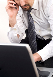 chemise-cravate-telephone-ordinateur-homme