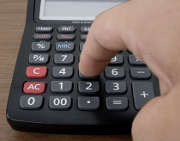 calculatrice-touches-doigts