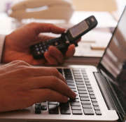 homme-telephone-PC-portable