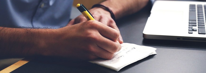 bureau-stylo-ordinateur