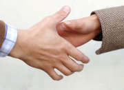 mains-poignee-homme-femme