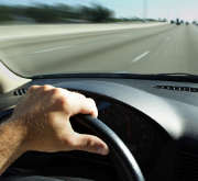 voiture-volant-main-route