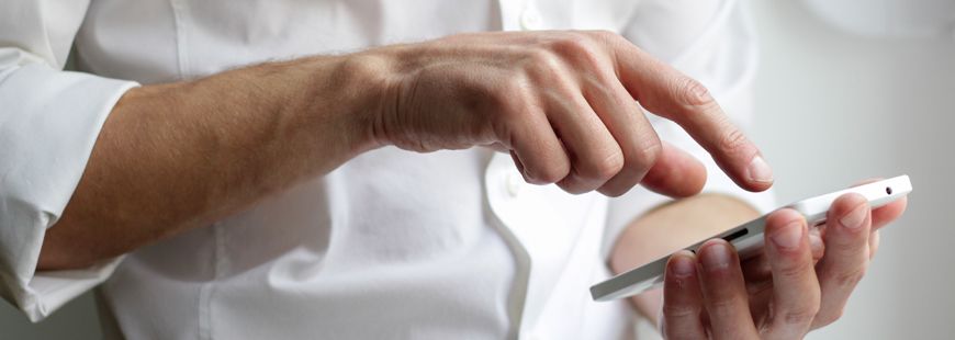 homme-mains-telephone