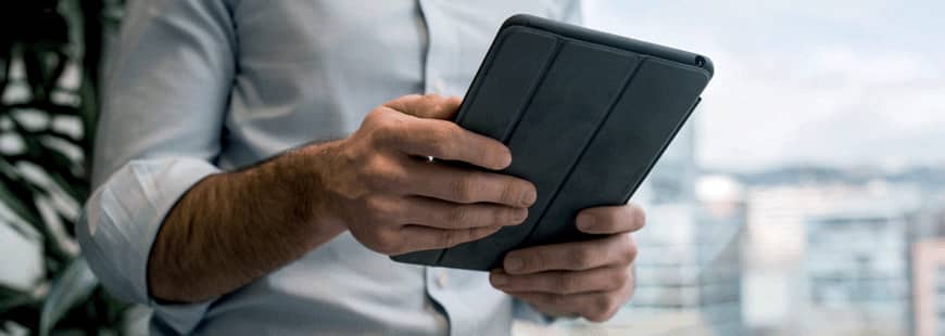 homme-tablette-cadre