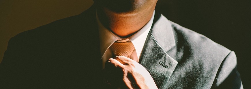 jeune-costume-entreprise-travail