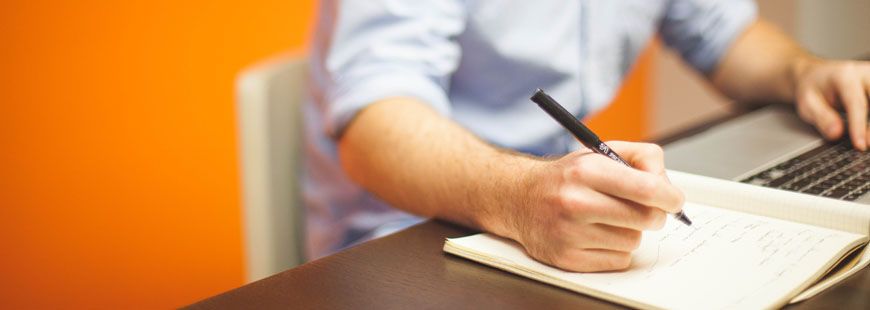 ordinateur-homme-stylo