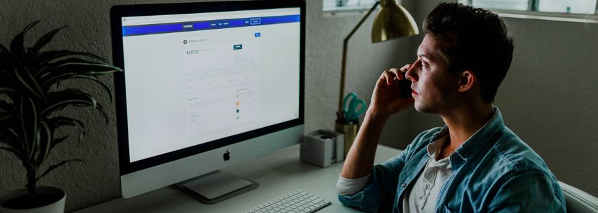 ordinateur-homme-telephone