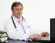 homme-medecin-ordinateur