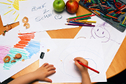 enfant-dessins-crayons-couleurs