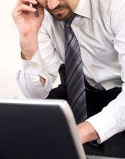 homme-ordinateur-portable