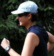 femme-casquette-course